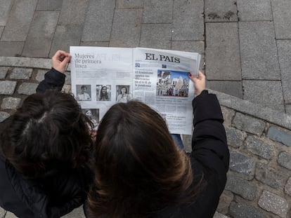 DVD 1044. Madrid, 08-03-21.-Dos Jovenes leen el Periodico El Pais. Foto: Julian Rojas