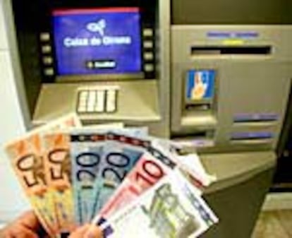 Doce países han cedido uno de sus símbolos de identidad más poderosos: la moneda. Los euros ya están en todos los cajeros automáticos.