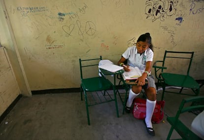 Una niña en su salón de clases en una escuela secundaria del Puerto de Acapulco, en el Estado de Guerrero, en una fotografía de archivo.