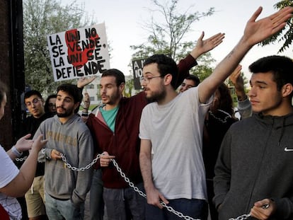 Protesta de alumnos en uno de los campus de la URJC tras estallar el escándalo