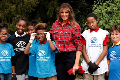 Vestida con camisa a cuadros, pantalones vaqueros, zapatillas deportivas y guantes de jardinera rojos, la esposa de Donald Trump cosech y plant vegetales junto a una docena de ni?os.