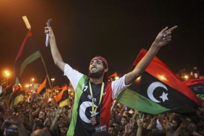 Ciudadanos de Trípoli festejan la toma de la capital libia por los rebeldes en la madrugada de ayer.
