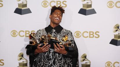 Jon Batiste en abril de 2022 en Las Vegas con sus cinco premios Grammy en la edición en la que ganó a Taylor Swift, Justin Bieber y Billie Eilish. 