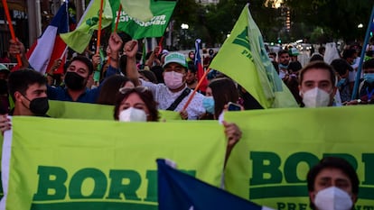 Apoiadores do candidato Gabriel Boric, de esquerda, aguardam o resultado do primeiro turno no dia 21 de novembro.