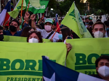 Apoiadores do candidato Gabriel Boric, de esquerda, aguardam o resultado do primeiro turno no dia 21 de novembro.