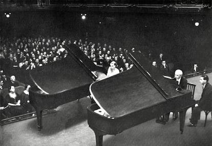 B&eacute;la Bart&oacute;k y su esposa, Ditta Pasztory, tocan dos pianos en 1938.