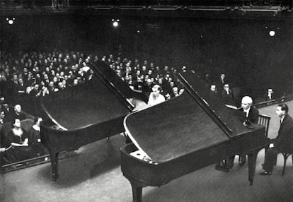 Béla Bartók y su esposa, Ditta Pasztory, tocan dos pianos en 1938.