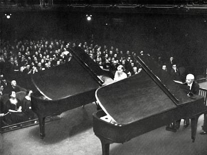 B&eacute;la Bart&oacute;k y su esposa, Ditta Pasztory, tocan dos pianos en 1938.