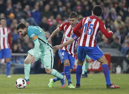 Messi regatea a a Gabi y a Savic