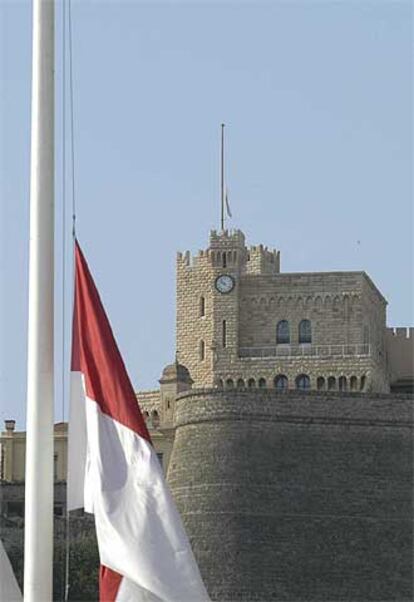 Banderas a media asta en el Palacio de Mónaco, después del anuncio oficial de la muerte del príncipe Raniero.
