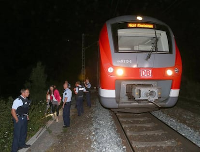 Policías inspeccionan el tren atacado en Alemania.