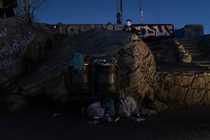 Basura acumulada en el mirador tras la puesta de sol. 