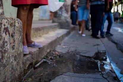 Abastecimiento anticuado que pierde agua. Nadie es responsable. 