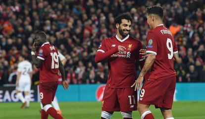 Salah e Firmino comemoram gol do Liverpool, com Mané ao fundo.