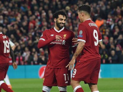 Salah e Firmino comemoram gol do Liverpool, com Mané ao fundo.