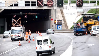 Obras de mantenimiento en una carretera de Barcelona.