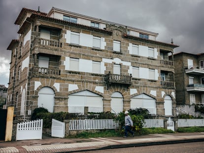 Antiguo Pabellón Bleu, situado en el número 32 de la avenida Praia América, hoy remodelado en bloque de apartamentos. El viernes pasado aparecieron en la arena, bajo sus cimientos, restos humanos durante los trabajos de instalación de un ascensor.