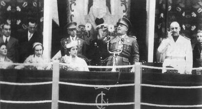 Francisco Franco en la inauguración de Águeda, junto a él están Carrero Blanco, López Bravo, Carmen Polo y Serrano Suñer.
