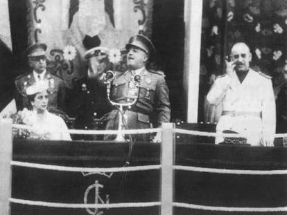 Francisco Franco en la inauguraci&oacute;n de &Aacute;gueda, junto a &eacute;l est&aacute;n Carrero Blanco, L&oacute;pez Bravo, Carmen Polo y Serrano Su&ntilde;er.