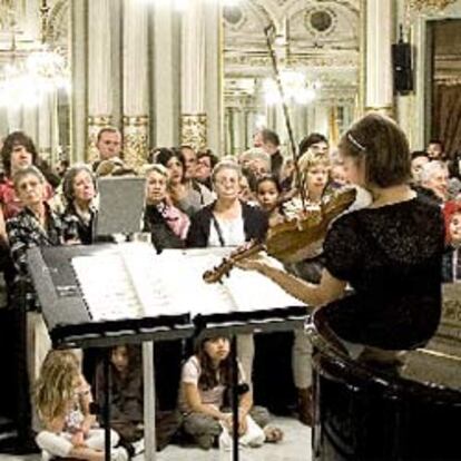 Una pianista y una violinista actúan en la sala de los Espejos del Liceu en la jornada de puertas abiertas del Día de la Ópera.