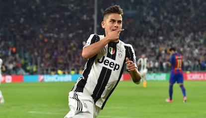 Dybala celebra uno de sus dos goles ante el Bara&ccedil;a. 