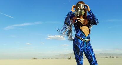 Saida, de 39 años, usa uno de los elementos del uniforme del 'burner': gafas para protegerse de las tormentas de arena. 