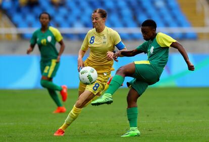 La sudafricana Nothando Vilakazi despeja el balón de la sueca Lotta Schelin durante la primera ronda del partido del Grupo E femenino entre Suecia y Sudáfrica durante los Juegos Olímpicos en el Estadio Olímpico de Río de Janeiro (Brasil).