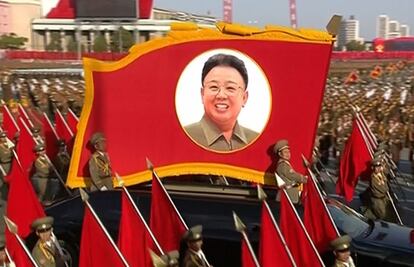 Retrato de Kim Jong Il, padre del actual dirigente. El desfile comenzó con una procesión de infantería en la que miles de soldados, escoltados por carros de combate y vehículos acorazados, recorrieron la plaza con pasos militares coordinados al milímetro para finalmente formar los clásicos mosaicos con los nombres de los Kim y principales lemas del régimen.