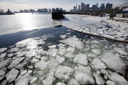 Se han contabilizado seis muertos en Wisconsin, seis en Texas y uno en Dakota del Norte, Misuri, Misisipi y Michigan. En la imagen, trozos de hielo flotan en el puerto de Boston, Massachusetts (EE UU), el 3 de enero de 2018.