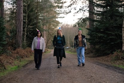 Sarah Greene, Sharon Horgan y Eve Hewson, en el décimo episodio de 'Hermanas hasta la muerte'.