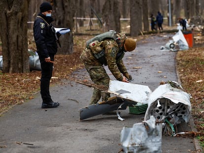 Un militar y un policía inspeccionaban este domingo los restos de un misil ruso interceptado durante el ataque a Kiev.