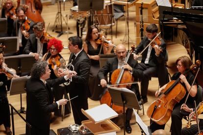 El director Gustavo Dudamel (i) durante el concierto solidario de la Orquesta de València y la Orquesta de la Comunitat Valenciana este lunes en el Palau de la Música, con el trompetista Pacho Flores.