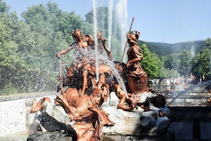 La Carrera de Caballos está formada por las siguientes fuentes: Los Caracoles, El Abanico, Neptuno, Apolo,  Estanque  de la media luna y la de Andrómeda. En la imagen, detalle de la Fuente de Apolo