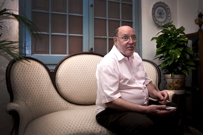 El filosofo del Derecho Juan Ramon Capella en su casa del barrio del Eixample de Barcelona, en 2011.