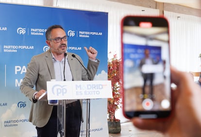 El candidato del PP a la Alcaldía de Móstoles, Manuel Bautista, interviene durante un acto de precampaña electoral de cara a los comicios del 28 de mayo, a 21 de abril de 2023, en Móstoles, Madrid (España).