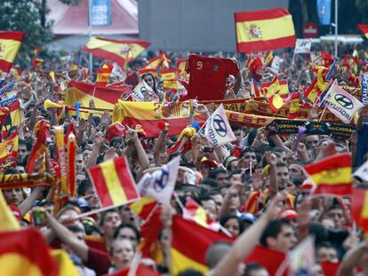 Una muchedumbre siguió el partido de España en las pantallas gigantes instaladas en las inmediaciones del estadio Santiago Bernabéu.