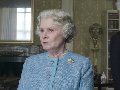 Imelda Staunton caracteritzada de reina Elisabeth a 'The Crown'.