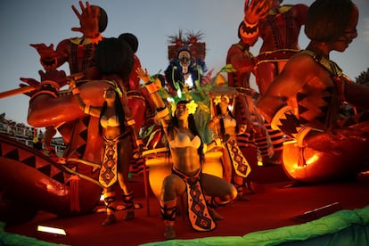 Una llamada a la preservación del medioambiente de los pueblos indígenas y de la cultura en Brasil abrió el pasado domingo los majestuosos desfiles de las escuelas de samba del Grupo Especial, principal atracción del carnaval de Río de Janeiro, considerado uno de los mayores espectáculos del mundo.