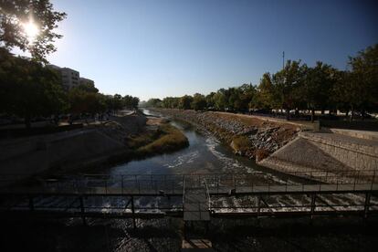 Vista del r&iacute;o Manzanares ayer desde la presa del Puente de los Franceses.