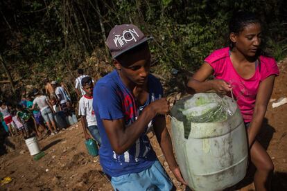 Os moradores costumam pegar água da bica duas vezes por dia para preencher seus galões. Muitos relatam brigas entre eles por medo do fio d'água acabar.