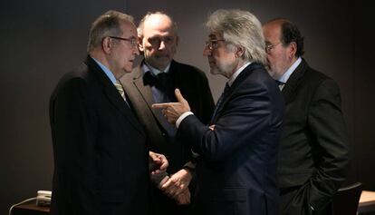 Josep González (Pimec) habla con Josep Sánchez Llibre (Fomento del Trabajo), este viernes.