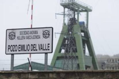 La actividad en el pozo Emilio del Valle de la Hullera Vasco Leonesa, donde el pasado 28 de octubre murieron seis trabajadores, se ha reanudo hoy con la incorporación del centenar de empleados que integran el turno de mañana.