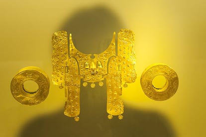 El Museo del Oro de Bogotá deja pasmados a todos sus visitantes. Los conquistadores españoles oyeron por primera vez rumores de El Dorado, una legendaria ciudad de oro perdida que inspiró durante siglos a exploradores y cazadores de tesoros, en Quito (Ecuador), desde donde se organizaron expediciones hacia la sabana de Bogotá. No es de sorprender, por tanto, que la capital colombiana sea uno de los pocos sitios del mundo en los que se puede experimentar lo que sería encontrar un tesoro de semejante proporciones. Aunque la ciudad perdida nunca se encontró, sí se consiguieron otros botines, y el Museo del Oro de Bogotá (www.banrepcultural.org) cuenta actualmente con más de 55.000 brillantes objetos de oro y otros materiales, originales de las culturas prehispánicas. Después de visitarlo, las ganas de lanzarse a la jungla en busca de tesoros son irresistibles.