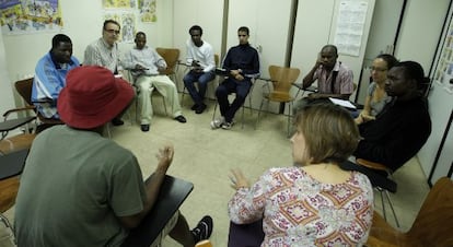 Una de las reuniones informativas a inmigrantes en el Saier.