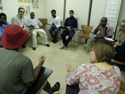 Una de las reuniones informativas a inmigrantes en el Saier. 