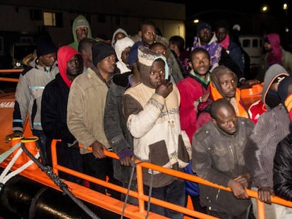 Rescate de inmigrantes este lunes en Motril (Granada).