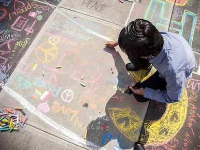 En el Día de la Paz, cientos de personas dejaron su mensaje en el suelo de la plaza donde se levanta la sede de la ONU.