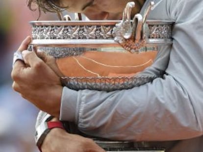 Nadal besa el trofeo.