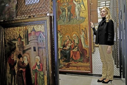 La conservadora Brigitte Monti, del Museo del Arte y la Historia de Ginebra, junto a obras de García de Benavarre.