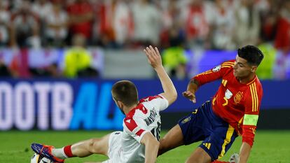 Álvaro Morata presiona a Giorgi Chakvetadze, de Georgia, durante el partido de los octavos de final de esta Eurocopa.